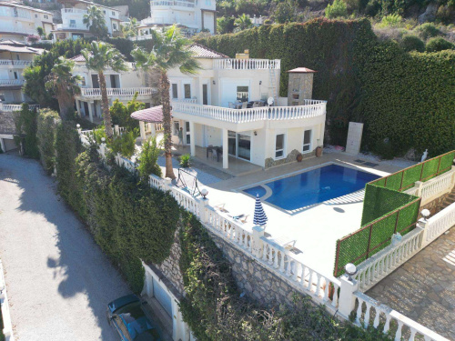Villa 3+1 in Alanya surrounded by mountains